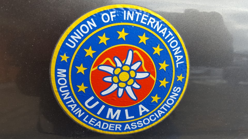 L'emblem da la uniun internaziunala da guidas d'excursiuns UIMLA