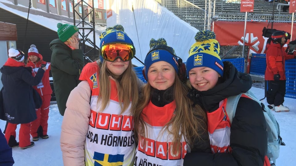 Trais giuvnas cun capetschas da la Svezia a la cursa dal campiunadi mundial.