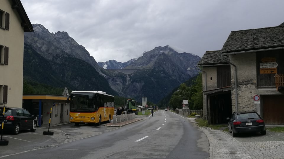 in auto da posta è parcà a la fermada