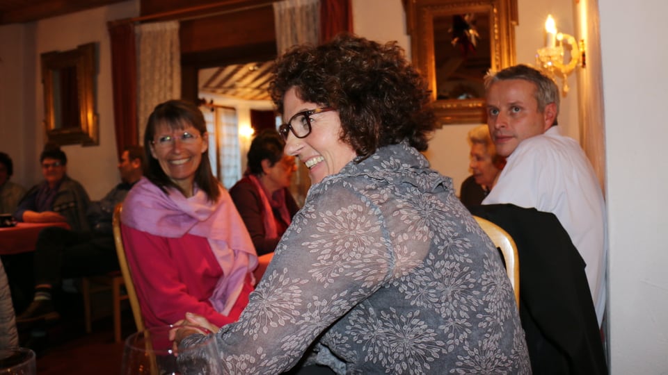 Carmen Dedual da la Lia Rumantscha è responsabla per l'organisaziun dals Cafés Rumantschs.