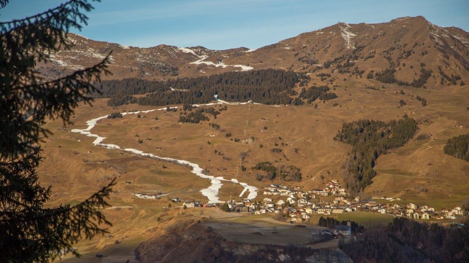 La pista ennevada che maina a Vella.