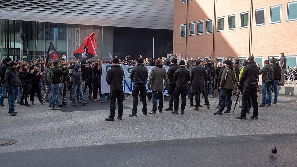 Sin il Messeplatz a Basilea hai dà demonstrants e cunter-demonstrants.