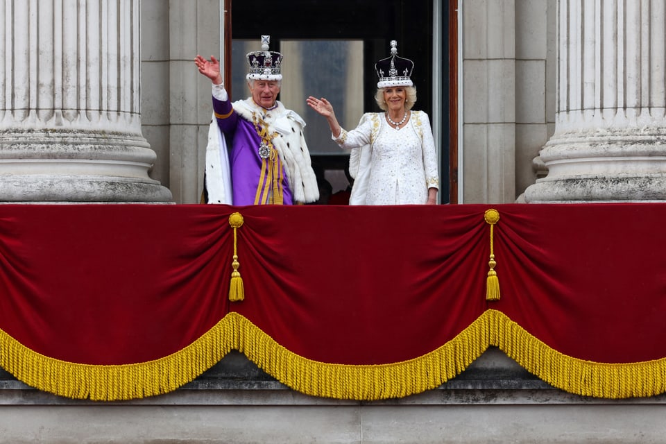 König Charles III und Königin Camilla winken der Bevölkerung zu (vom Balkon des Buckingham Palast)