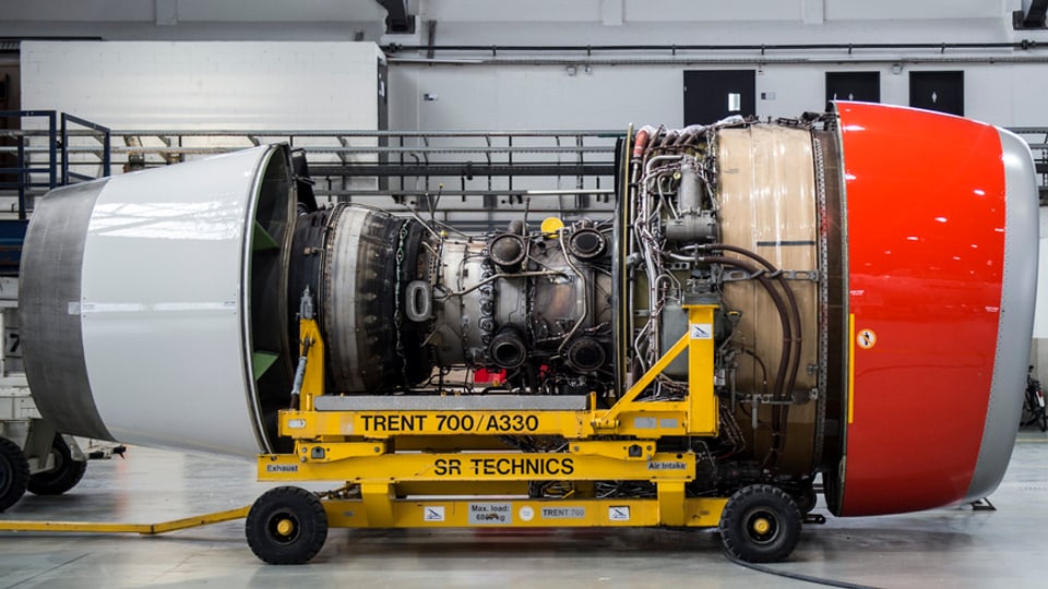 In motor d'in aviun en ina halla da SR Technics.