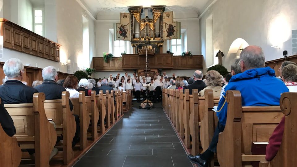 Il Chor maschadà rumantsch dal district Sargans e conturn en la baselgia Amandus. 