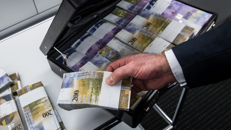 Um che piglia notas da 200 francs ord ina valisch.