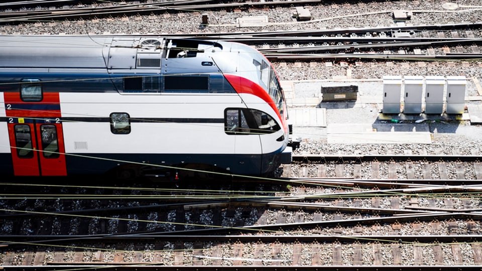 In tren da las Viafiers federalas entra la staziun principala a Berna.