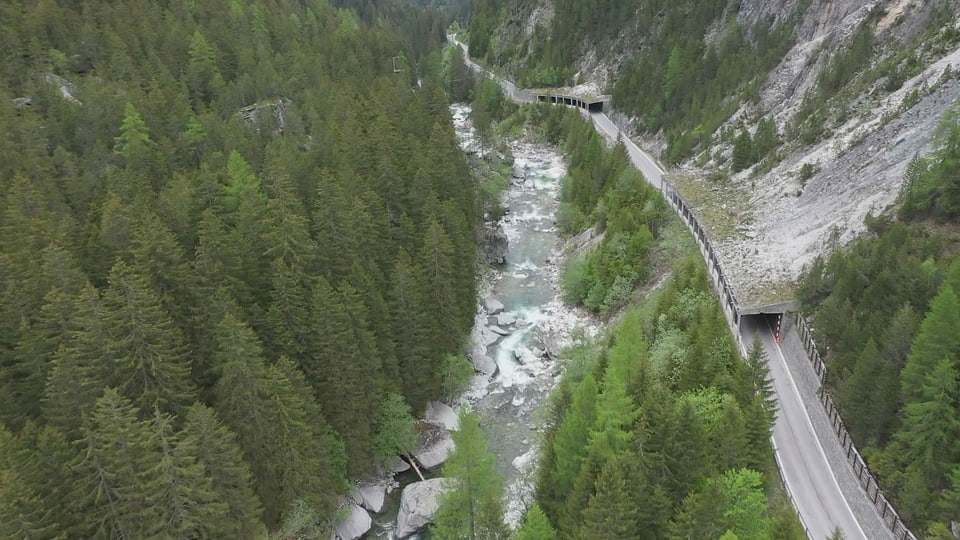 Die Strasse durch das enge Aversertal