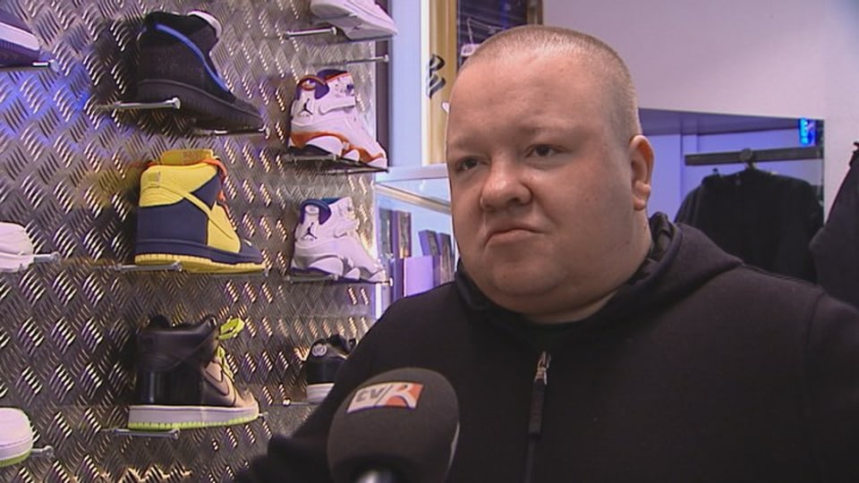 Ina um da chau blut cun in "hoody" avant in microfon en ina butia. Davosvart chalzers da "hiphop".