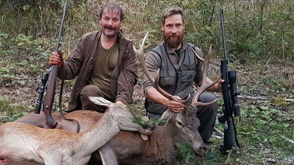 Stefano Simonet e Wasescha Mischada da Casti cun lur preda.