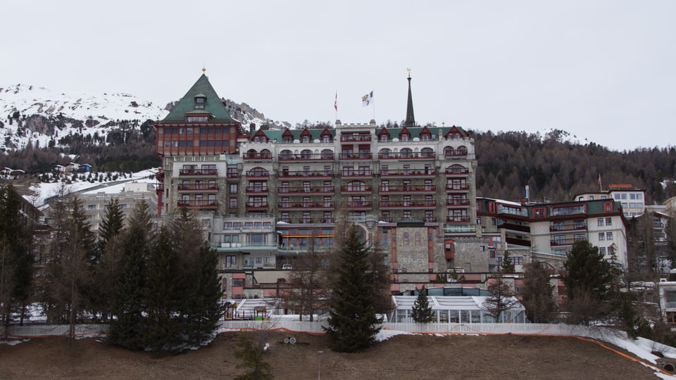 Hotel Badrutt's Palace cun tendas en il giardin.