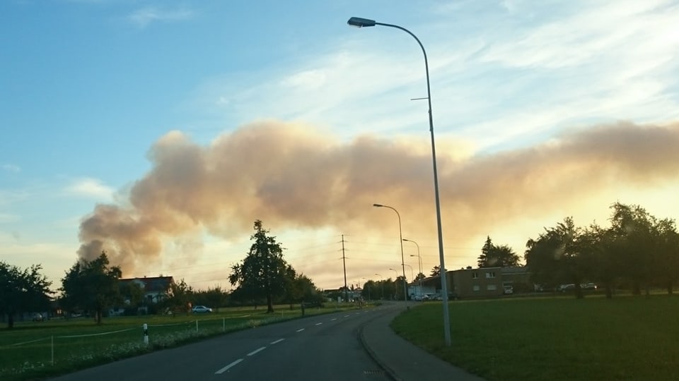 L'enorma pitga da fim è vesaivla en l'entira regiun dal Lai da Constanza.