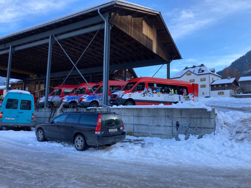 Carport cun bus cotschens, cuntrada da naiv.