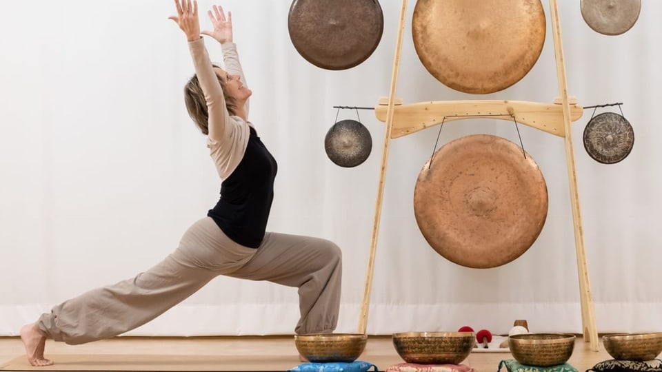 Lucrezia Decurtins e ses studio da yoga «Belude». Lucrezia Decurtins en l'element tar yoga.