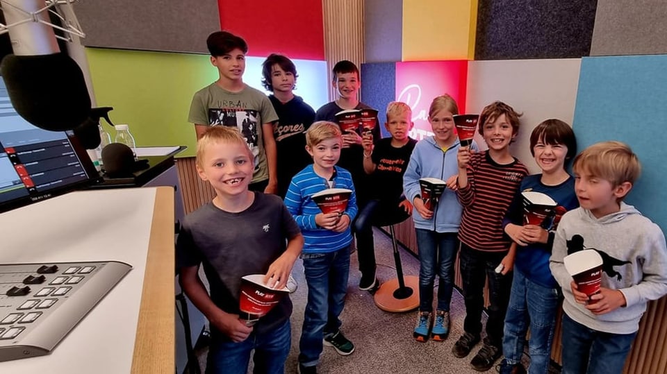 Die Kinder vom Ferienpass Malix-Churwalden-Parpan haben ein Radio DAB+ gebaut.