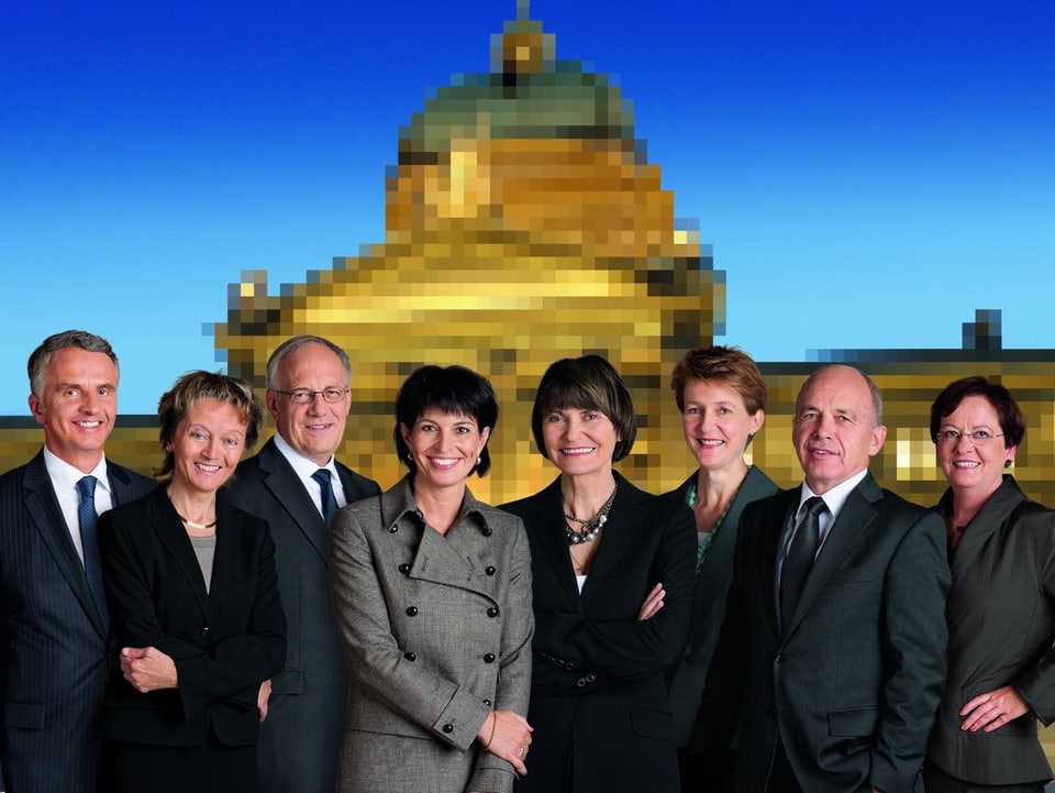 Fotografia dal Cussegl federal 2010 Didier Burkhalter, Eveline Widmer-Schlumpf, Johann Schneider-Ammann, la presidenta Doris Leuthard, Micheline Calmy-Rey, Simonetta Sommaruga, Ueli Maurer e la chanzeliera federala Corina Casanova.