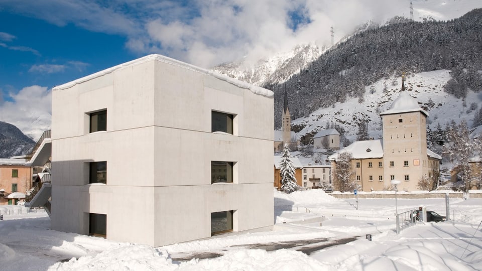 Center dal parc naziunal svizzer, in edifizi quader modern cun trais fanestras sin mintga plan e da mintga vart. 