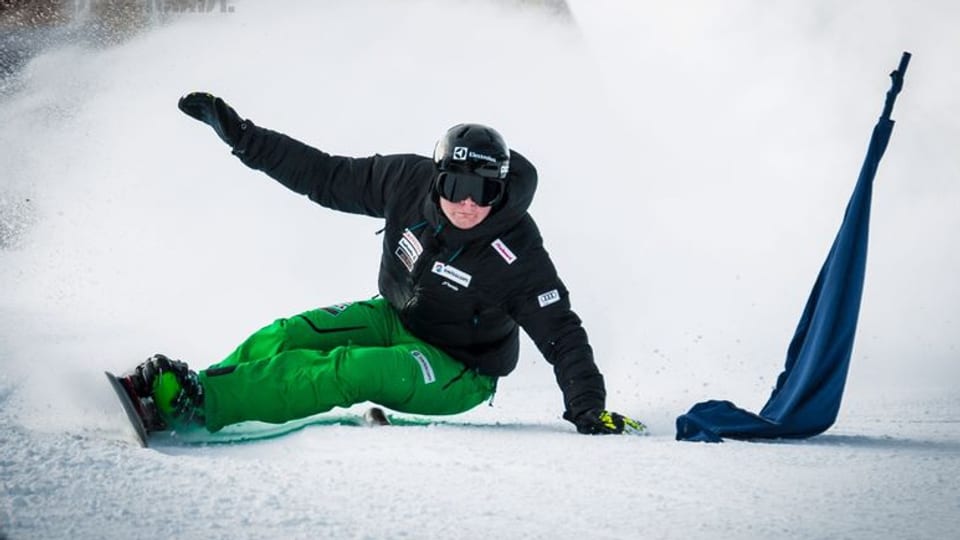 Il snowboardist Dario Caviezel en acziun. 