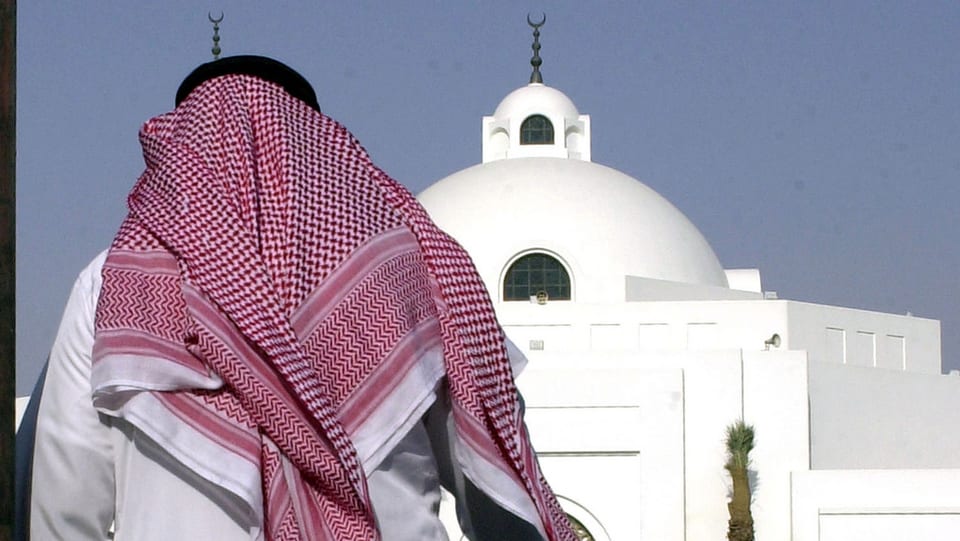 Saudiarab che chamina vers ina moschea.