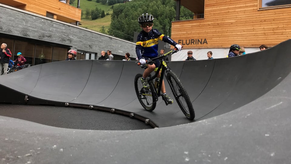 uffant en il pump track