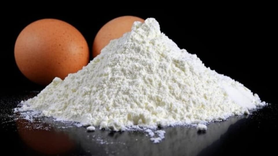 Eier und Mehl für den Omelettenteig.