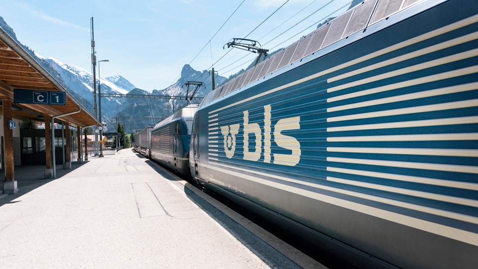 Purtret d'ina locomotiva da la BLS. 