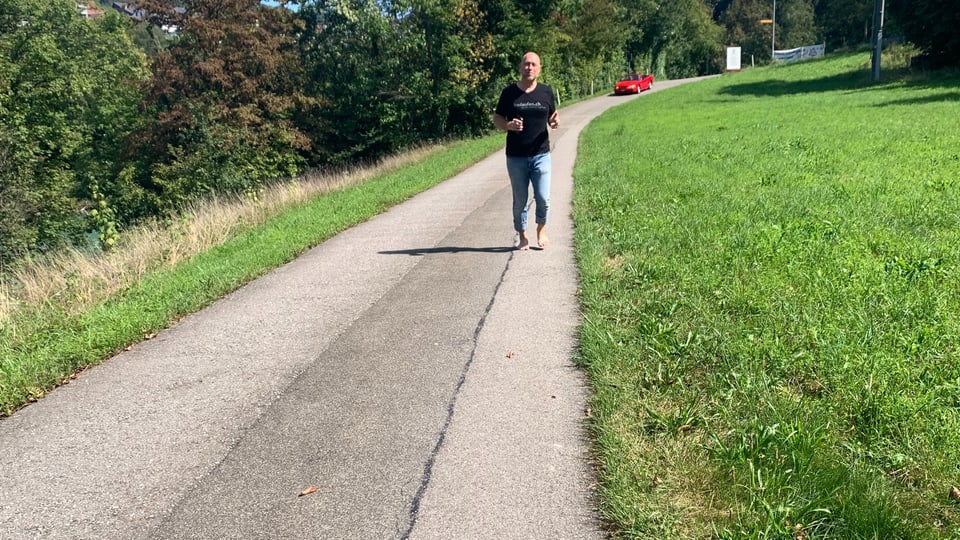 Barfuss-Trainer Roman Gull zeigt, wie er barfuss rennt – mit kleinen Schritten.