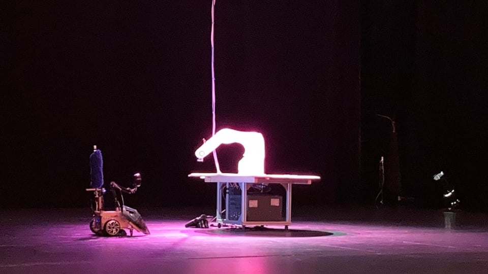 «Nessun Dorma» Dus roboters sin tribuna da teater