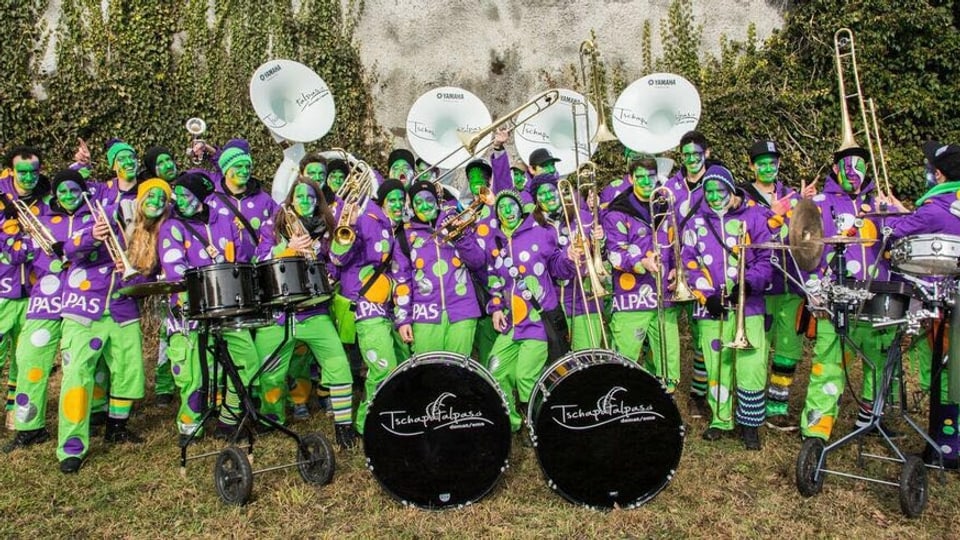 Ils «Tschapatalpas» en gruppa cun constums ed instruments.
