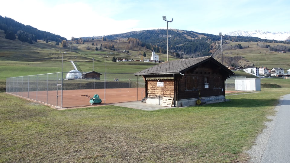 Qua nua nua che la plazza da tennis sa chatta pudessi en l'avegnir dar parcadis.