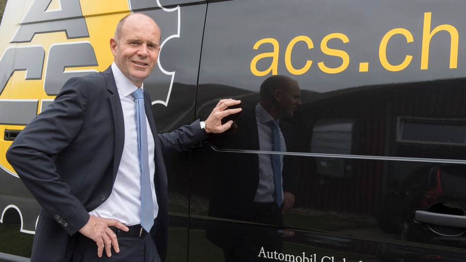 Il nov president dal club d'automobil, Thomas Hurter davant in bus cun scrit si acs.ch.