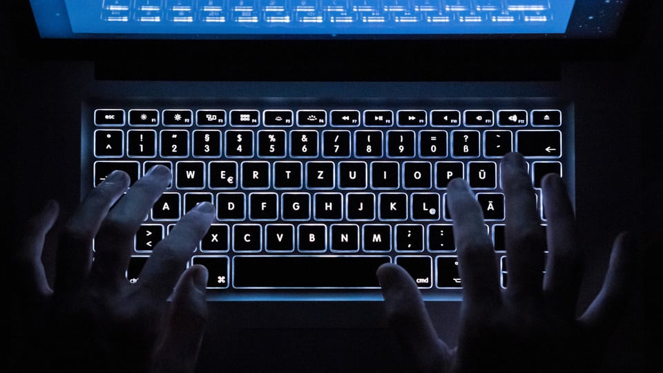 mauns sin ina tastatura illuminada d'in laptop