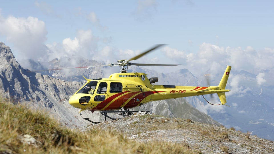 Maletg simbolic; in helicopter platgà sin la muntogna