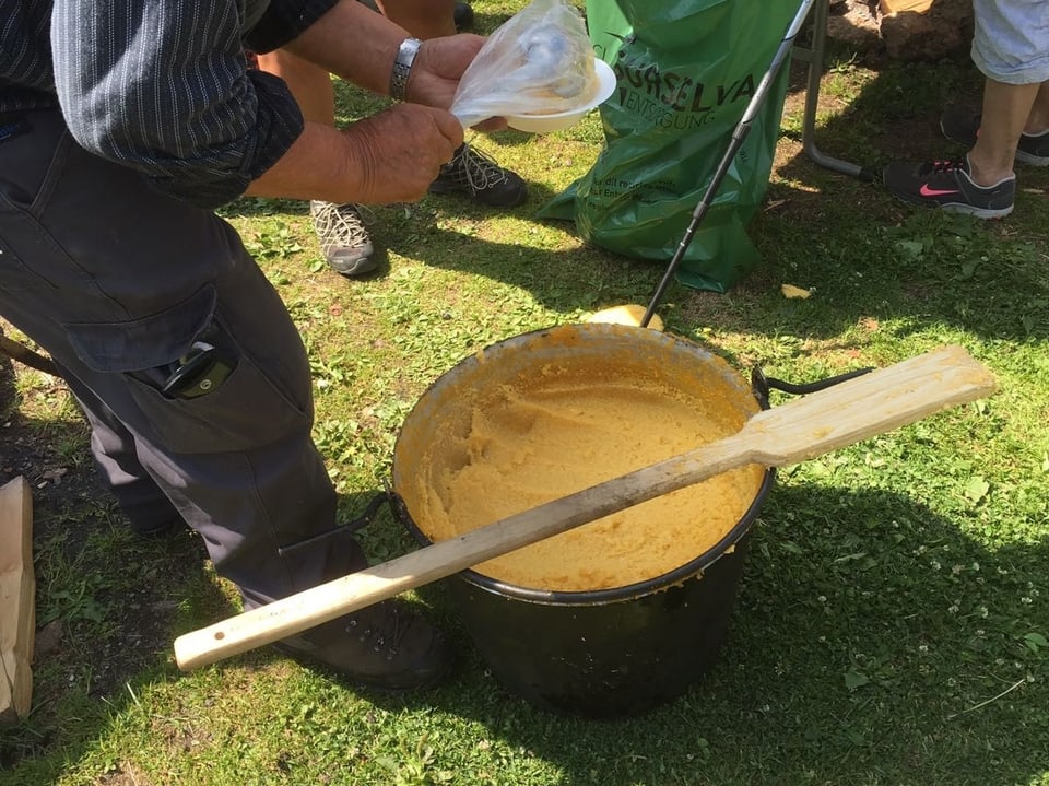 Er ina cazetta plain pulenta n'ha betg pudì mancar.