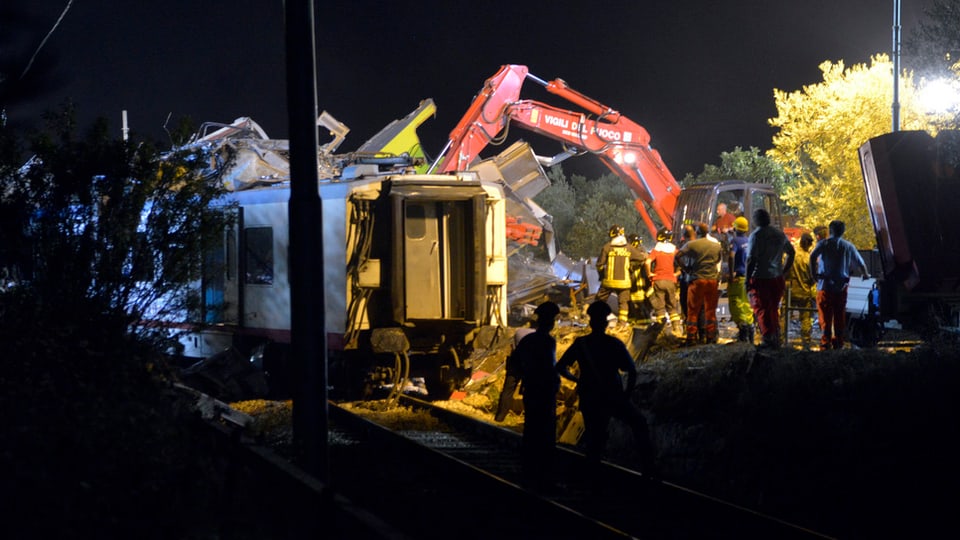 In vrack da tren en il stgir. Persunas da salvament sin il lieu.