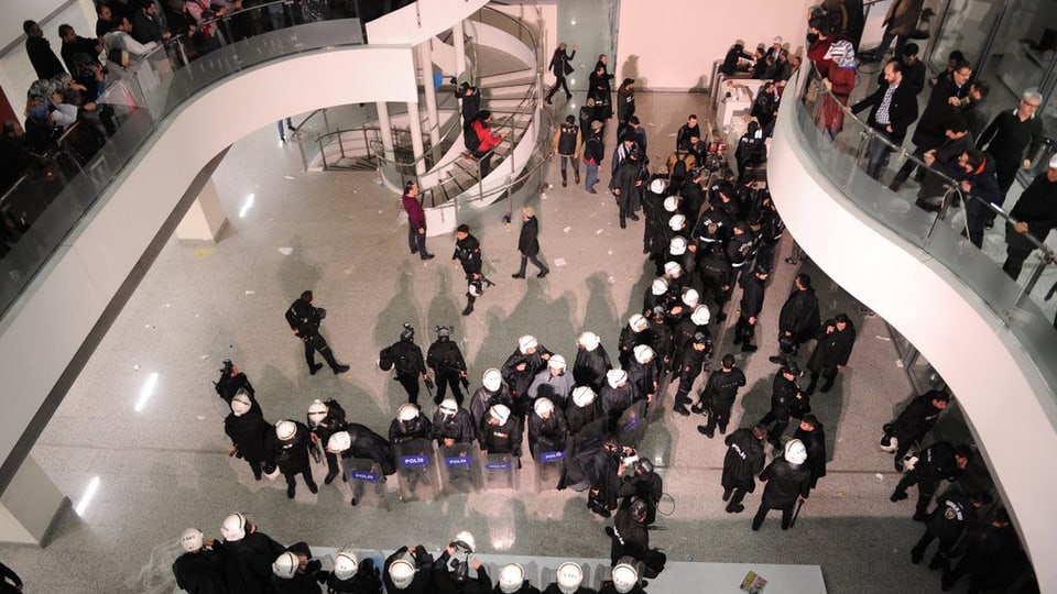 Assagl a «Zaman» – la pulizia tirca surprenda la redacziun da lqa gasetta opposiziunala.