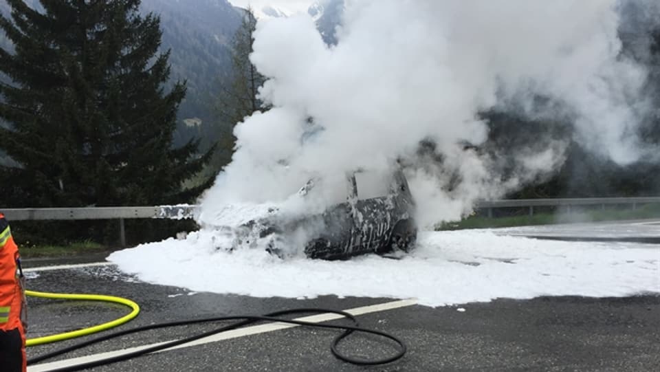 Ils pumpiers han sprizzà stgima sin ina auto che brischava
