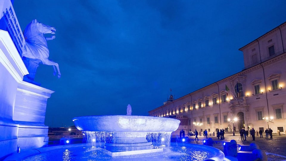 Il bigl illuminà tut en blau, la saria a Roma.