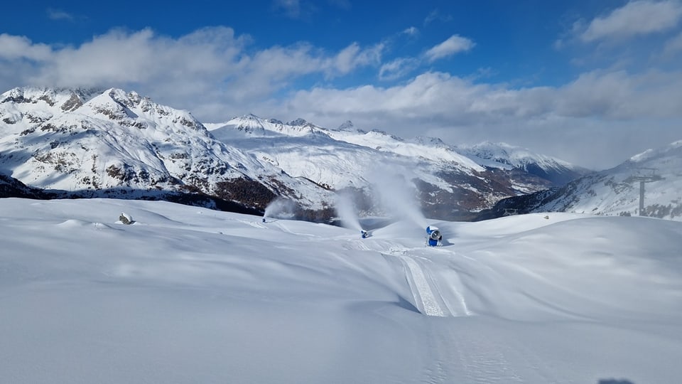 Blick über das Skigebiet Corvatsch im Oberengadin.