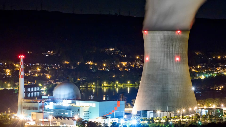 L'implant atomar Leibstadt en il chantun Argovia.