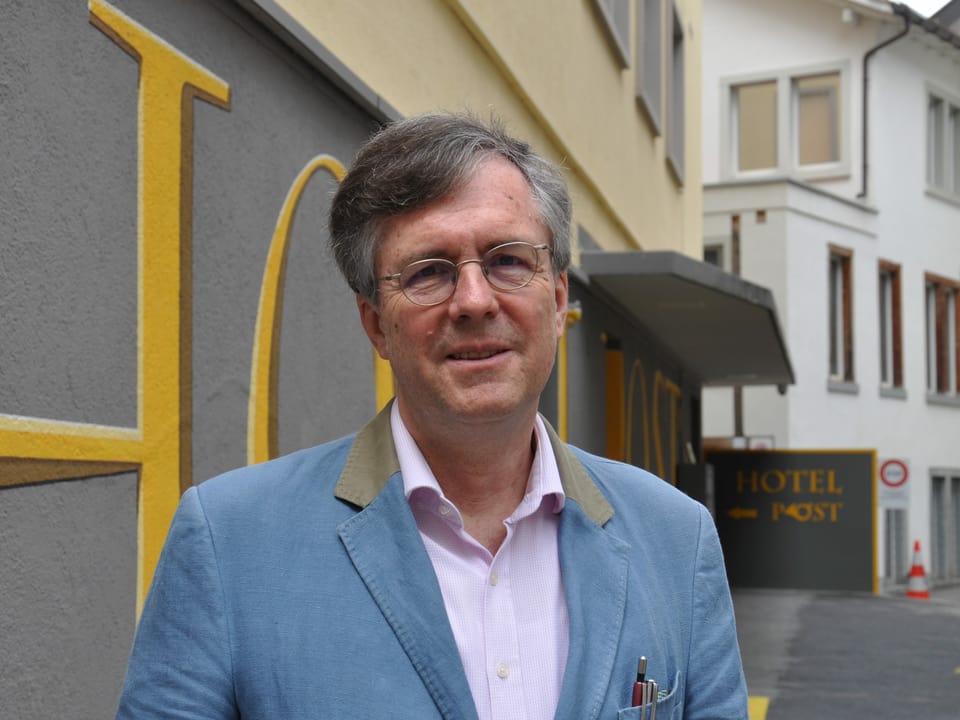 Helmut Gold maina dapi tschintg onns il Hotel Post a Cuira. Uss sa dosta el avant dretgira cunter sia assicuranza.