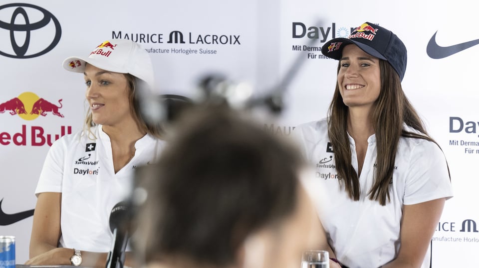 Joana Heidrich und ihre Teampartnerin Anouk Vergé-Dépré an der Pressekonferenz