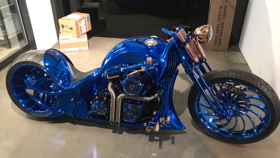 ina blaua Harley Davidson