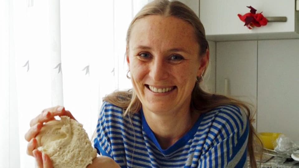 Svetlana Munderich cun la pasta per Hatschapuri a l'Agaria