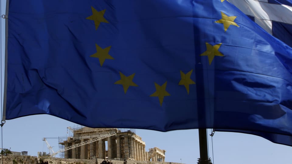 gronda bandiera blaua cun stailas melnas, davart sut in tempel grec che vegn renovà
