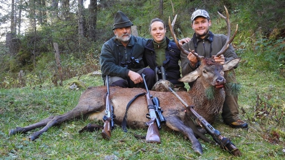 Da dretg: Michael Soland, Anita Soland e Vito Schorta cun la preda.