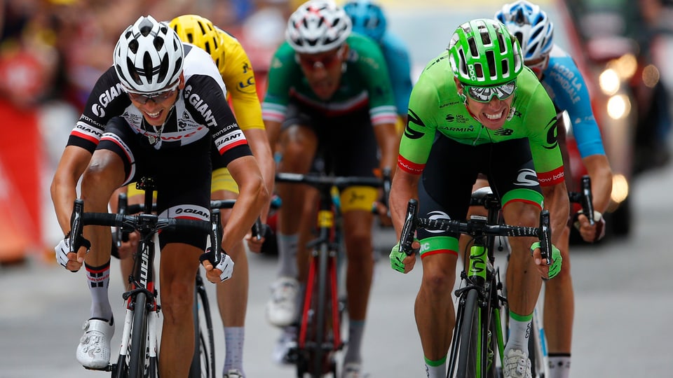 Ils ciclists Uran e Barguil en il spurt final ch'è stà fitg stretg. 