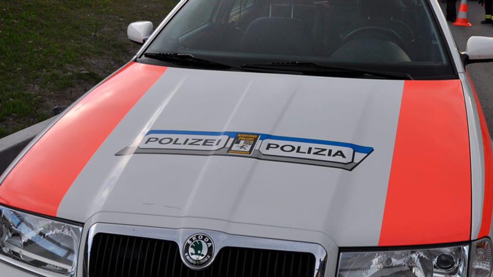 La part davon d'in auto da polizia.