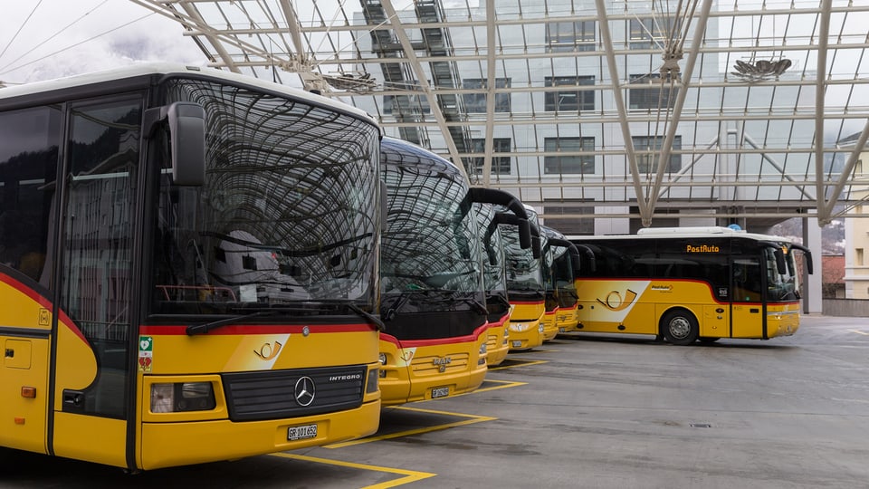 Autos da posta a la staziun da Cuira.
