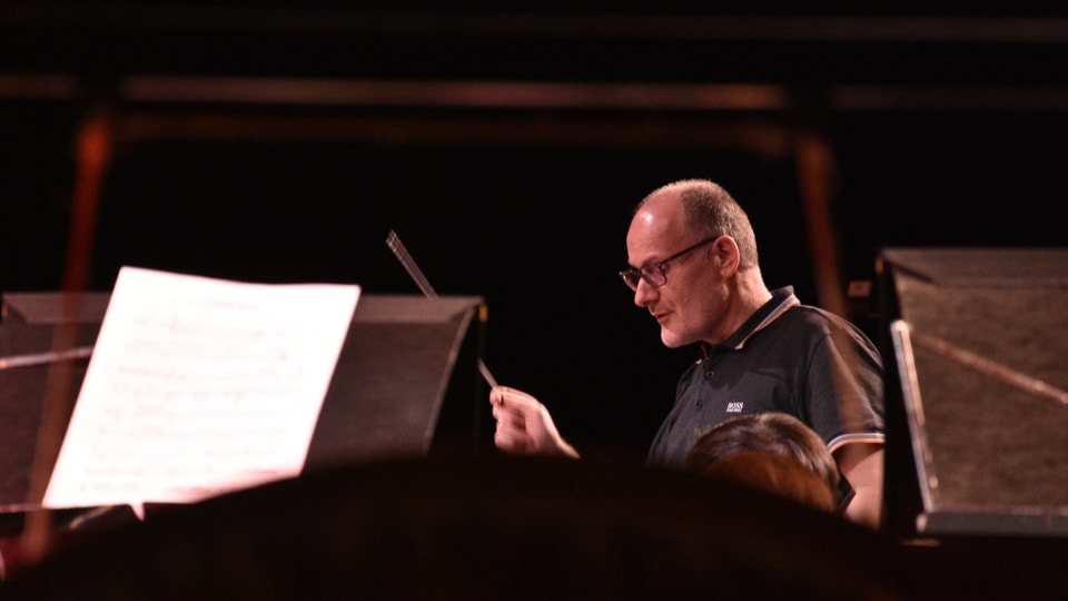 Il dirigent Corsin Tuor è conzentrà a l'emprova avant il concert da gala.